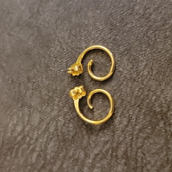 3/$30 VTG Goldtone Swirl Post Earrings - Picture 3 of 4